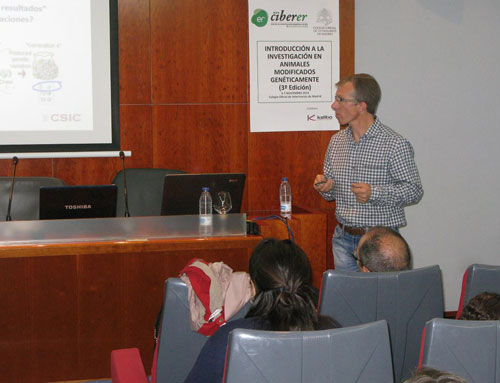 Ángel Naranjo, del Servicio Animalario CNB (CSIC), en un monento de su ponencia